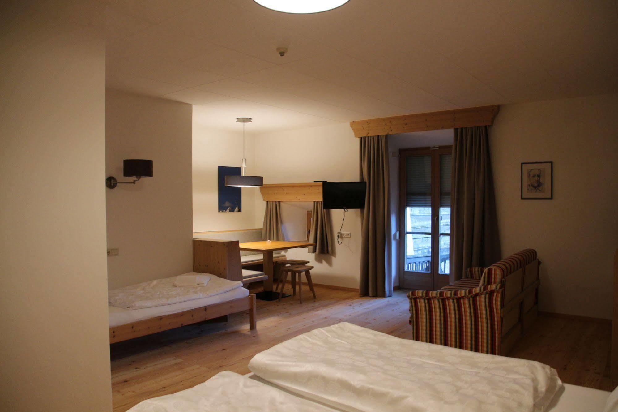 Hotel Greif Malles Venosta Exteriér fotografie
